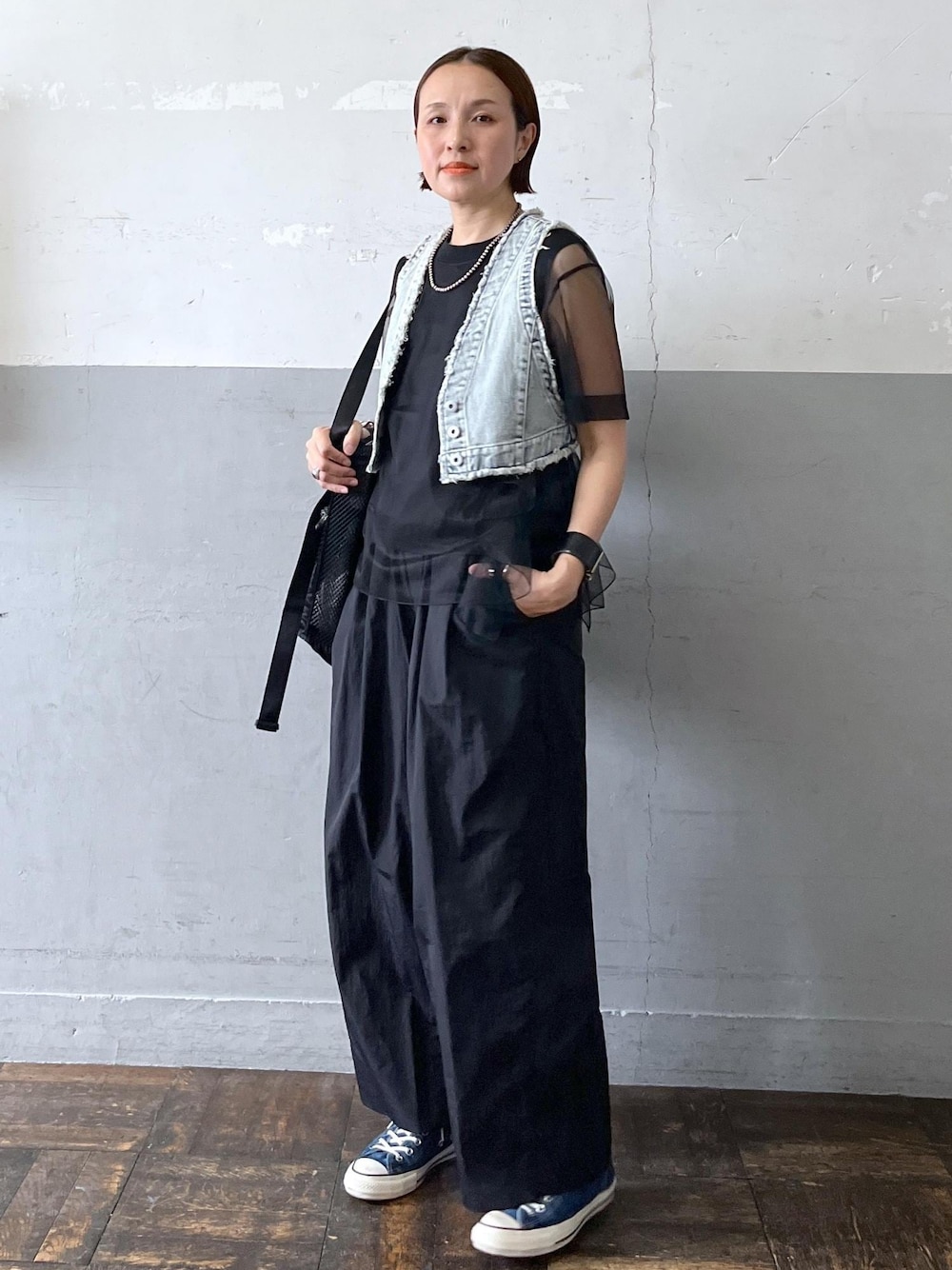 「チュール付き、ブラック、ショルダーバッグ、ショルダー、カットソー、クルーネック、ノースリーブ、ベスト、デニム、ワイド、ADAM ET ROPÉ、FEMME、高身長、骨格ナチュラル、イエベ」｜「NOMADISの【NOMADIS(ノマディス)】VELO MESH（ショルダーバッグ、ブラック系）」を使った、カワバタさん（レディース・166cm）の春コーディネートの1枚目の写真