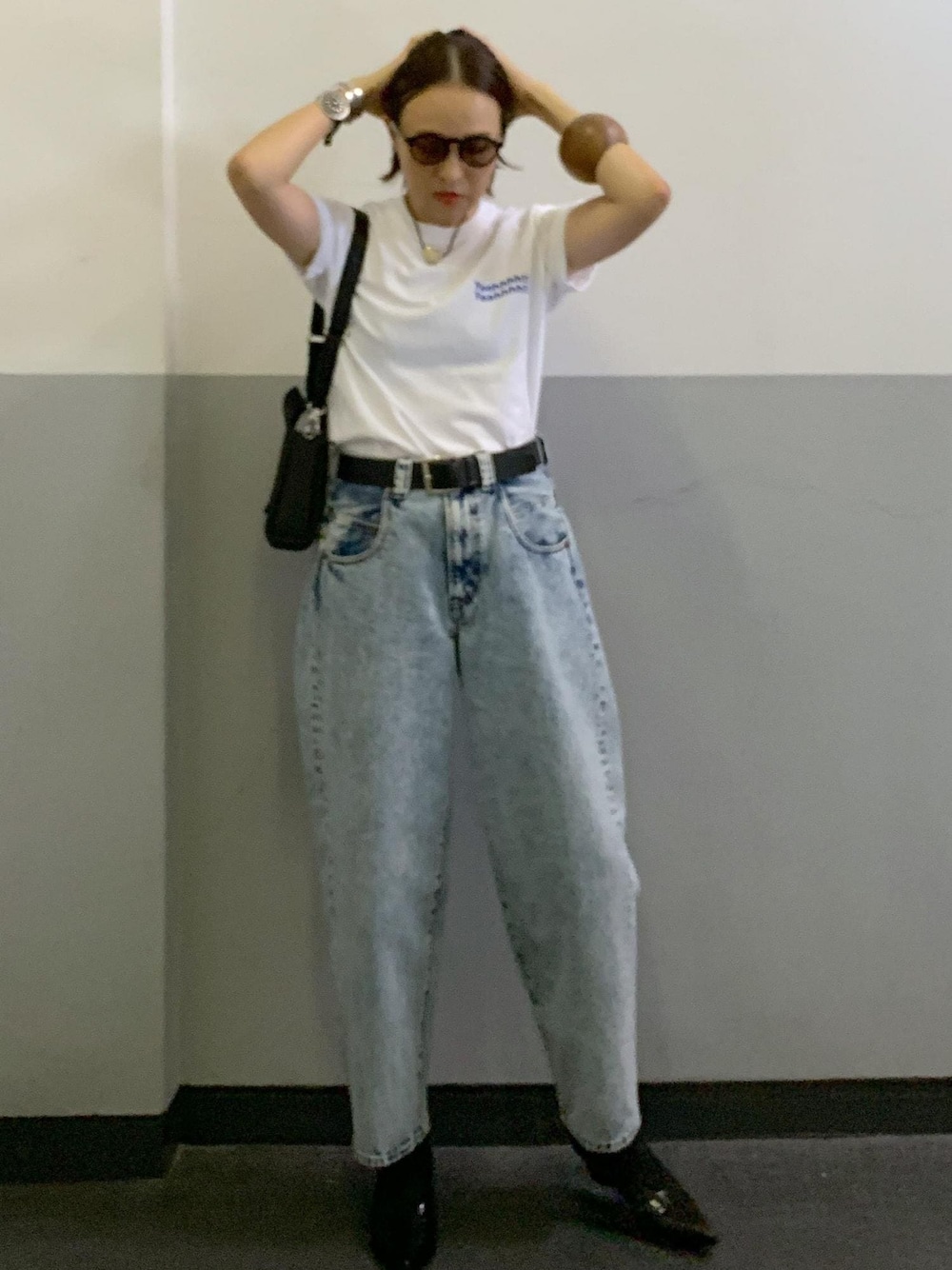 「サングラス、GANNI、TANGTANG、ベルト、ブラック、プルオーバー、Tシャツ、ロゴ、半袖、クルーネック、デニム、ADAM ET ROPÉ、FEMME、HOMME、高身長」｜「TANGTANGの【TANG TANG】INSIDEOUT Tee（Tシャツ/カットソー、ホワイト系）」を使った、カワバタさん（レディース・166cm）の夏コーディネートの1枚目の写真