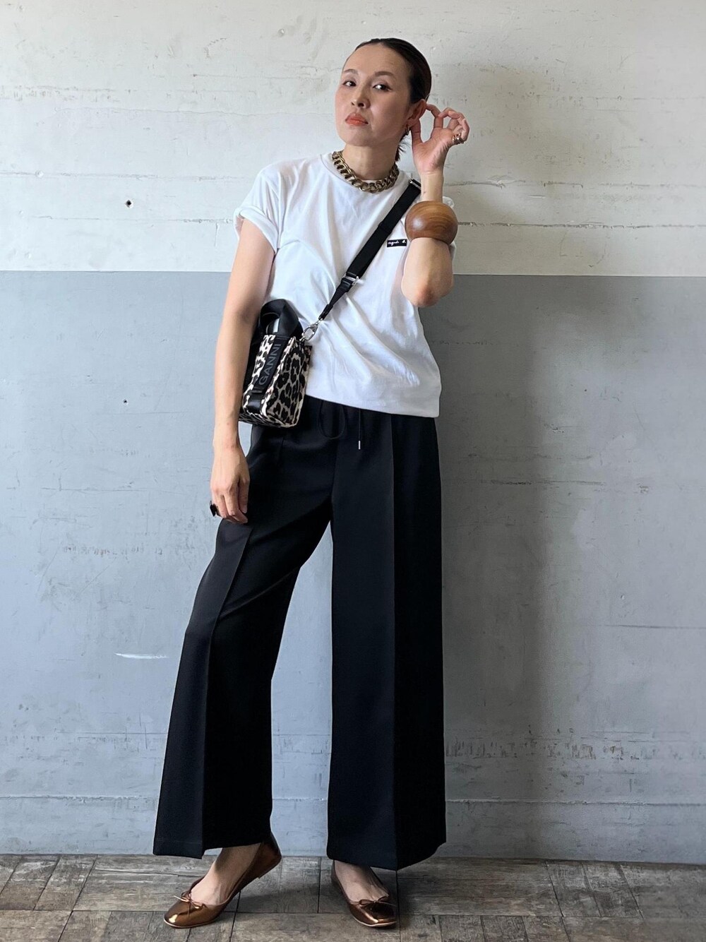 「アニエス.b、別注、着回し、ganni、ブラック、ショルダーバッグ、ミニ、ホワイト、Tシャツ、ロゴ、半袖、クルーネック、センタープレス、フレアパンツ、ブラウン」｜「ADAM ET ROPE'のブライトツイルイージースラックス（スラックス、ブラック系）」を使った、カワバタさん（レディース・166cm）の夏コーディネートの1枚目の写真