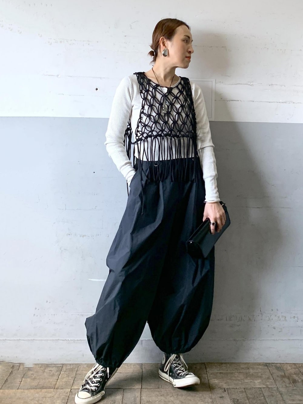 「バルーンパンツ、ロープジレ、ブラック、クラッチバッグ、長袖、パンツ、ADAM ET ROPÉ、FEMME、高身長、骨格ナチュラル、イエベ、大人カジュアル、モード、レイヤード、春」｜「ADAM ET ROPE'のエナメルウォレットショルダーバッグ（ショルダーバッグ、ブラック系）」を使った、カワバタさん（レディース・166cm）の冬コーディネートの1枚目の写真