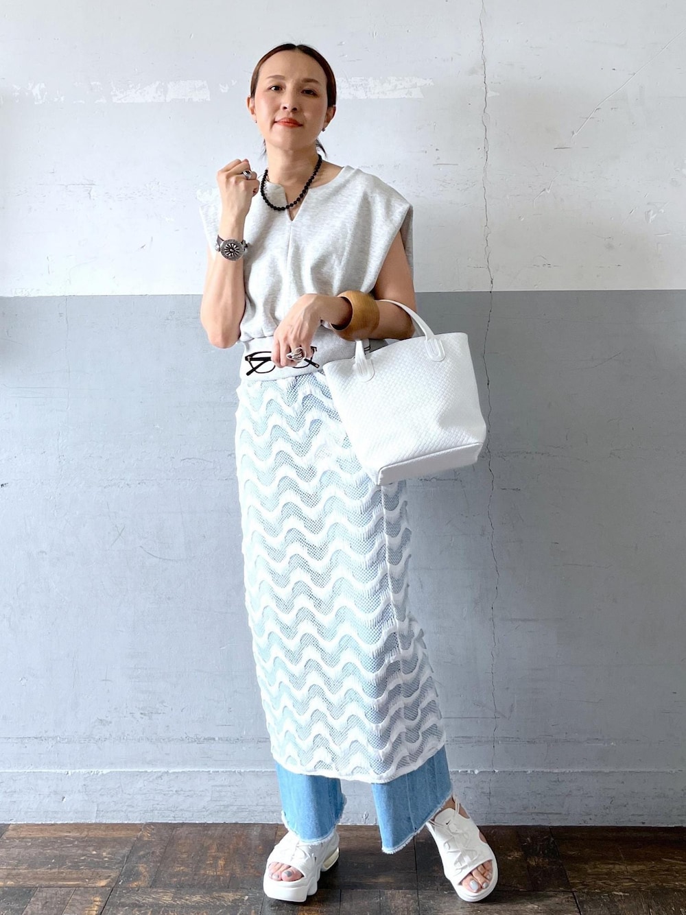 「ノマディス、NOMADIS、ナイキ、NIKE、healthy denim、ヘルシーデニム、ADAM ET ROPÉ、FEMME、高身長、骨格ナチュラル、イエベ、きれいめカジュアル、大人カジュアル、レイヤード、スポーティー」｜「NIKEの【NIKE】AIR MAX KOKO SANDAL（サンダル、ベージュ系）」を使った、カワバタさん（レディース・166cm）の春コーディネートの1枚目の写真