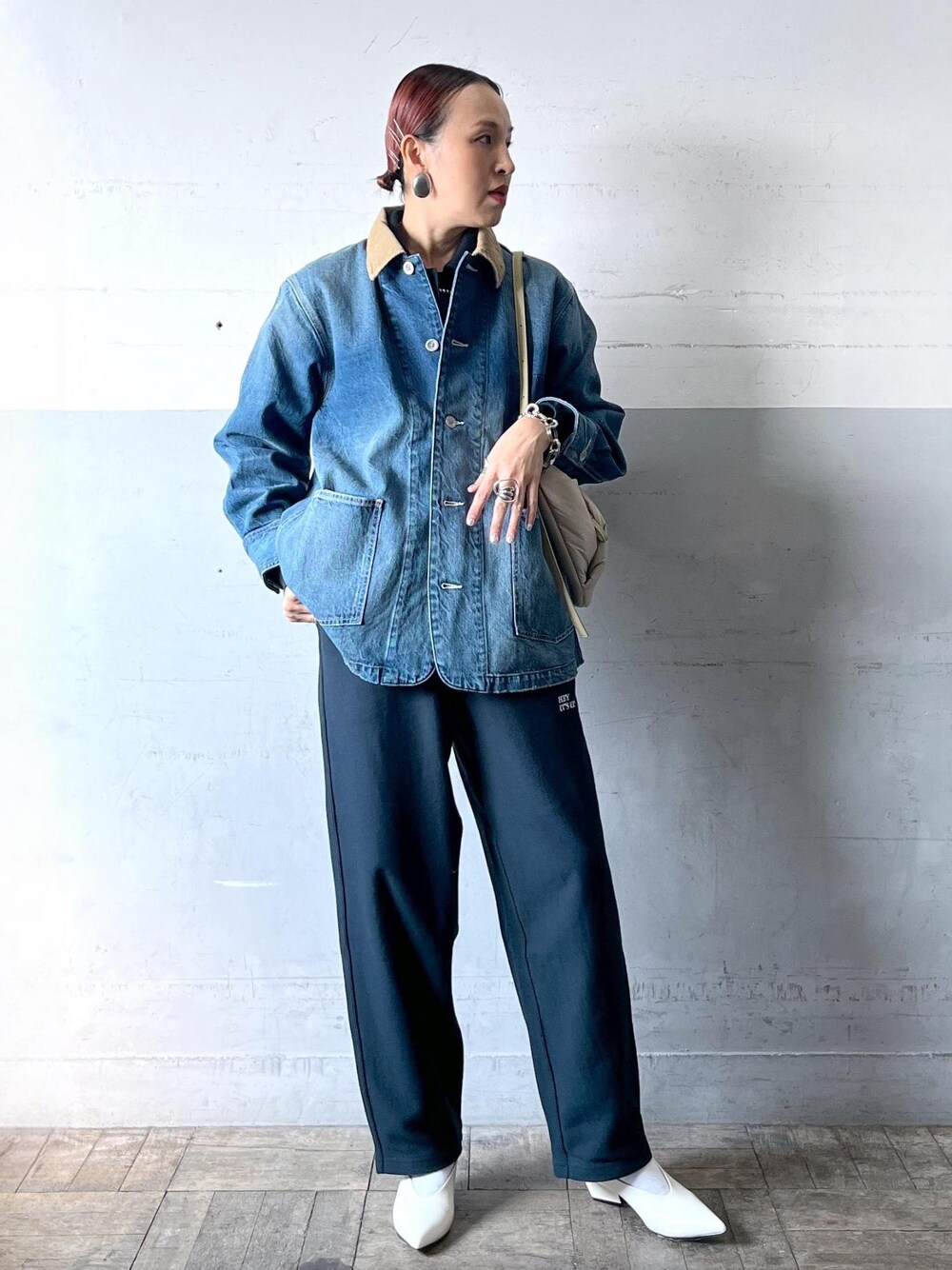 「春コーデ、セットアップ、ADAM ET ROPÉ、ナチュラル、イエベ秋、乾燥、高身長、トップス、スウェット、ジャケット/アウター、デニムジャケット、パンツ、バッグ、ショルダーバッグ、シューズ」｜「ADAM ET ROPE'の【サステナブル】カバーオールデニム（デニムジャケット、ブルー系）」を使った、カワバタさん（レディース・166cm）の冬コーディネートの1枚目の写真