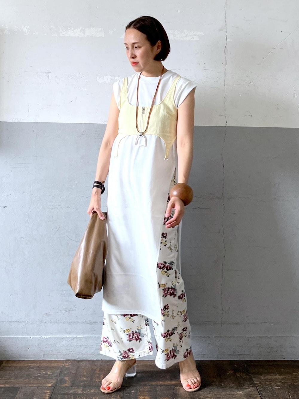 「kassleditions、CXC、rollas、24ss夏の新作、ホワイト、カットソー、イエロー、プリント、花柄、ADAM ET ROPÉ、FEMME、高身長、骨格ナチュラル、イエベ、大人カジュアル」｜「ROLLA'Sの【ROLLA'S/ローラス】SAILOR PANT FLORAL（デニムパンツ、ベージュ系）」を使った、カワバタさん（レディース・166cm）の春コーディネートの1枚目の写真