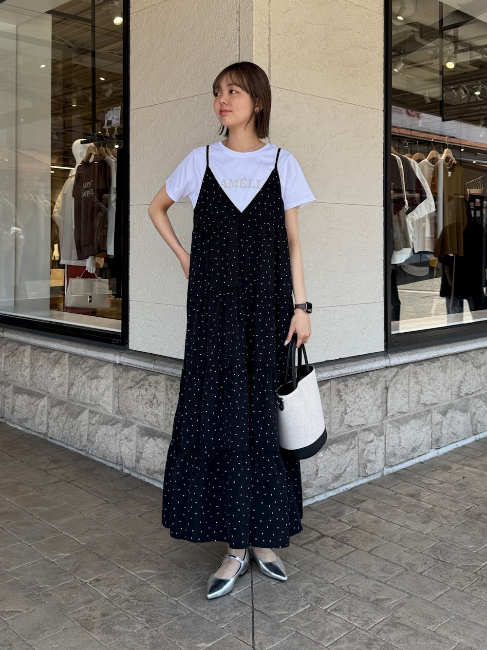 「モノトーン、白Tシャツ、お出かけコーデ、おでかけコーデ、シンプルスタイル、大人かわいい、大人女子、シンプルカジュアル、ロゴT、キャミワンピ、キャミワンピース、ワンピース」｜「Chez toiのドットキャミワンピース（ワンピース、ブラック系）」を使った、karinさん（レディース・168cm）の春コーディネートの1枚目の写真