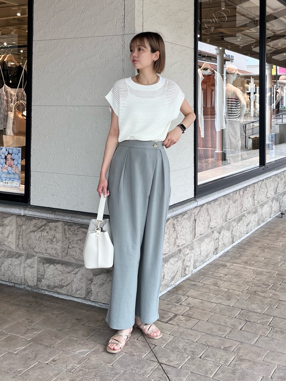 「休日スタイル、きれいめカジュアル、夏コーデ、ノースリーブ、サンダル、スラックス、おでかけコーデ、パンツコーデ、大人コーデ、パンツスタイル、ワイドパンツ、高身長女子、高身長コーデ、骨格ナチュラル」｜「Chez toiのコットンメッシュニットフレンチスリーブプルオーバー（ニット/セーター、ホワイト系）」を使った、karinさん（レディース・168cm）の夏コーディネートの1枚目の写真