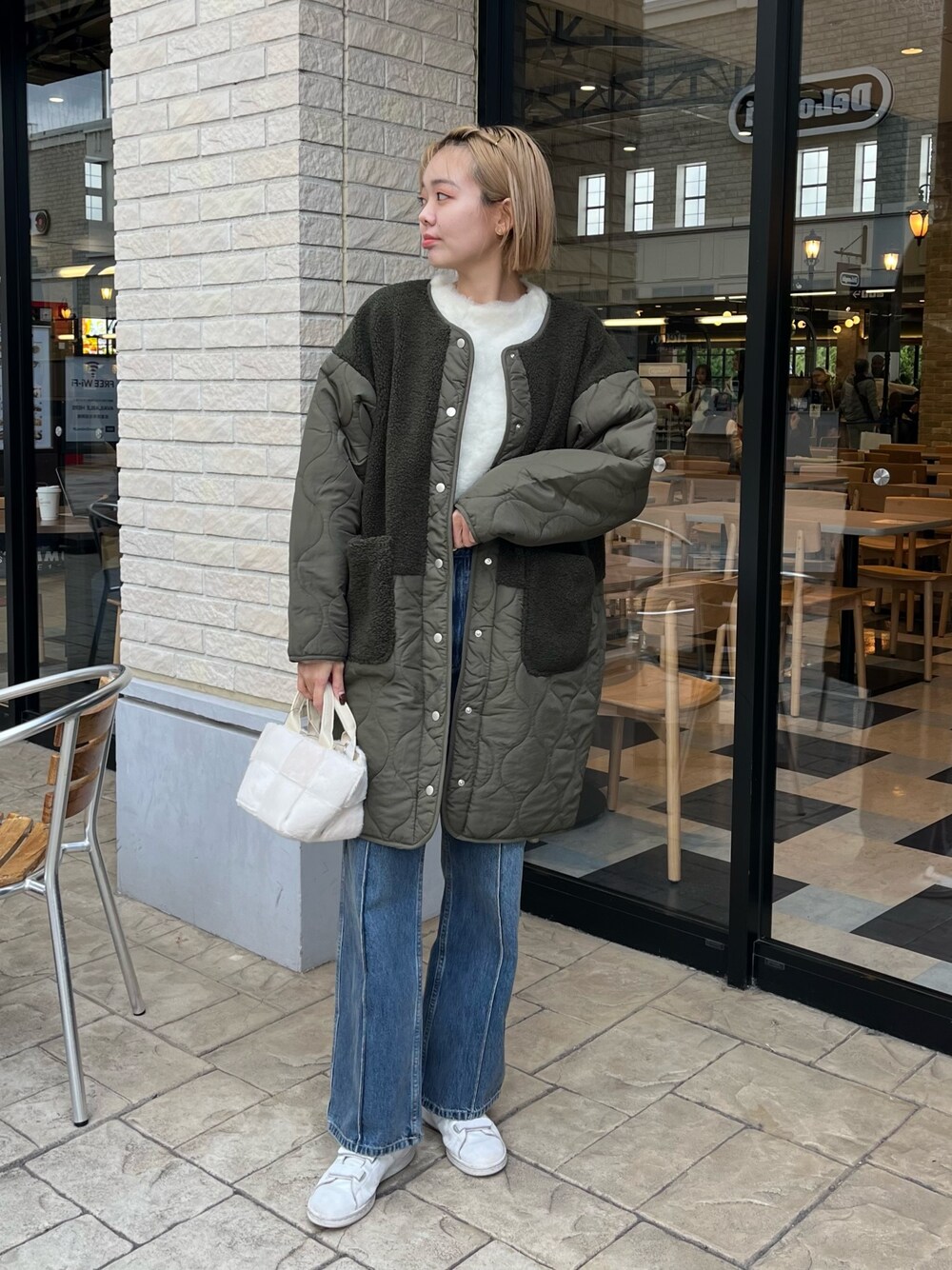 「冬アウター、デニム、ボアコート、ファーバッグ、ニット、ふわふわ、スニーカー、スニーカーコーデ」｜「Chez toiのボア×ひょうたんキルト切替コート（ノーカラーコート、グリーン系）」を使った、karinさん（レディース・168cm）の冬コーディネートの1枚目の写真