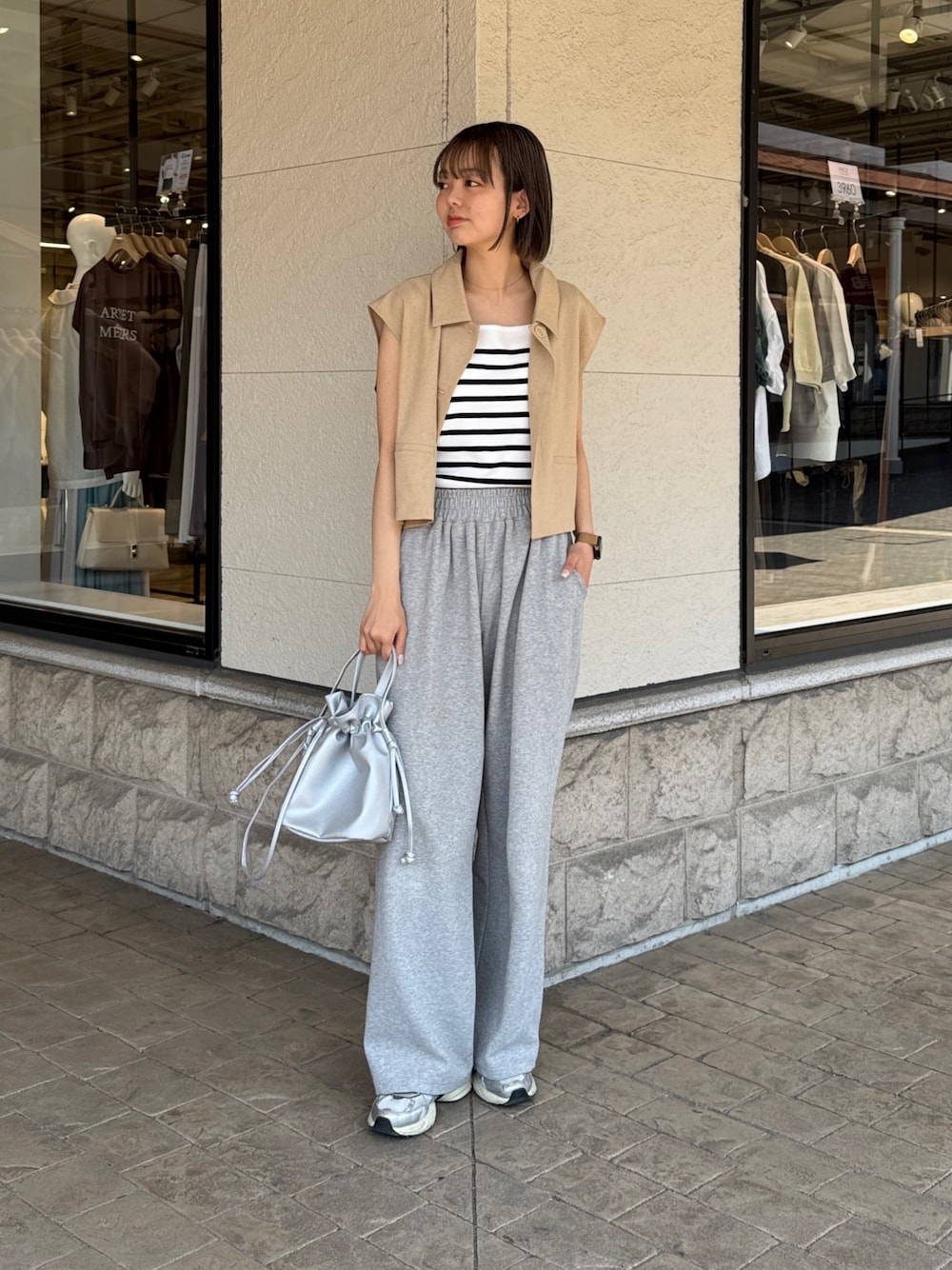 「Chez toiのノースリベスト（テーラードジャケット、ベージュ系）」を使った、karinさん（レディース・168cm）の春コーディネートの1枚目の写真