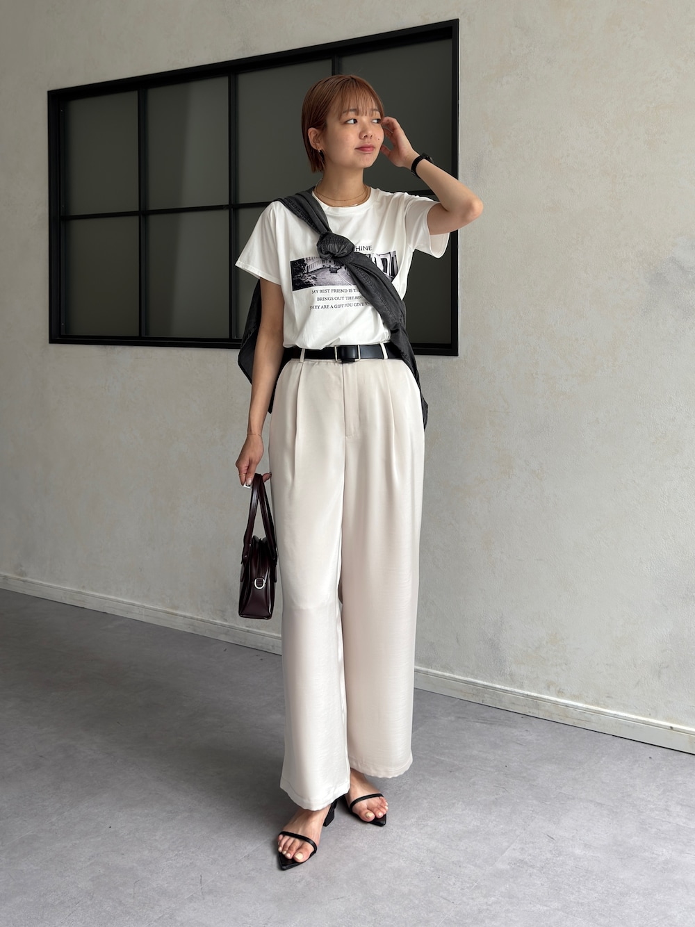 「デニム、ロゴT、白Tシャツ、シンプルコーデ、きれいめカジュアル、夏コーデ、サンダル、お出かけコーデ、モノトーン、夏ファッション、デニムシャツ、サテンパンツ、たすき掛け、高身長女子、高身長コーデ」｜「Chez toiのサテンパンツ（その他パンツ、ホワイト系）」を使った、karinさん（レディース・168cm）の夏コーディネートの1枚目の写真