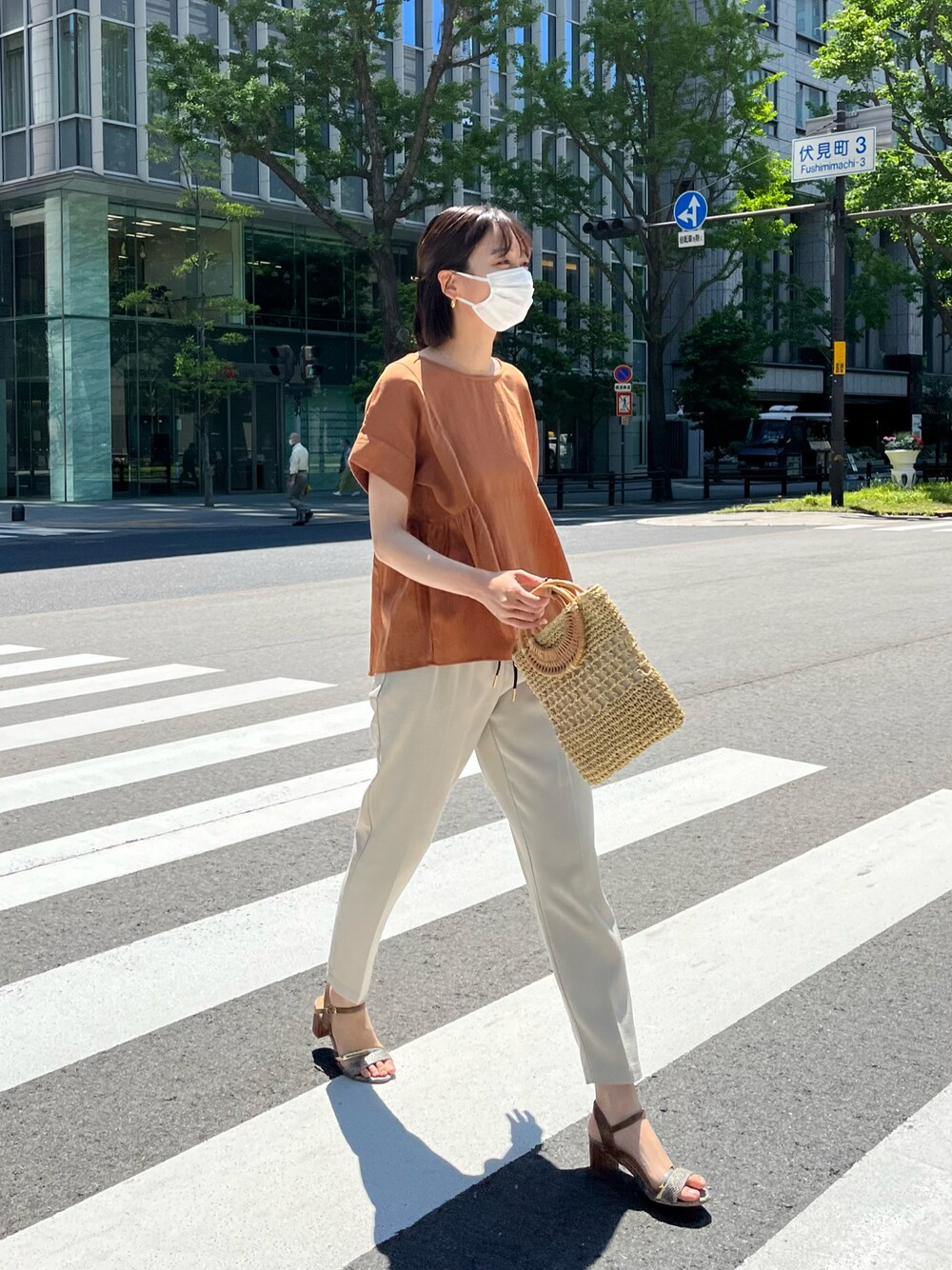 「シンプルコーデ、ブラウスコーデ、フレアブラウス、テーパードパンツ、シャーリングブラウス、パンツコーデ、サンダルコーデ、ヒール、オレンジトップス、オトナ女子、高身長女子、高身長コーデ、骨格ナチュラル、168cm」｜「Chez toiのハトメリボンブッチャーテーパードパンツ（その他パンツ、ベージュ系）」を使った、karinさん（レディース・168cm）の夏コーディネートの1枚目の写真