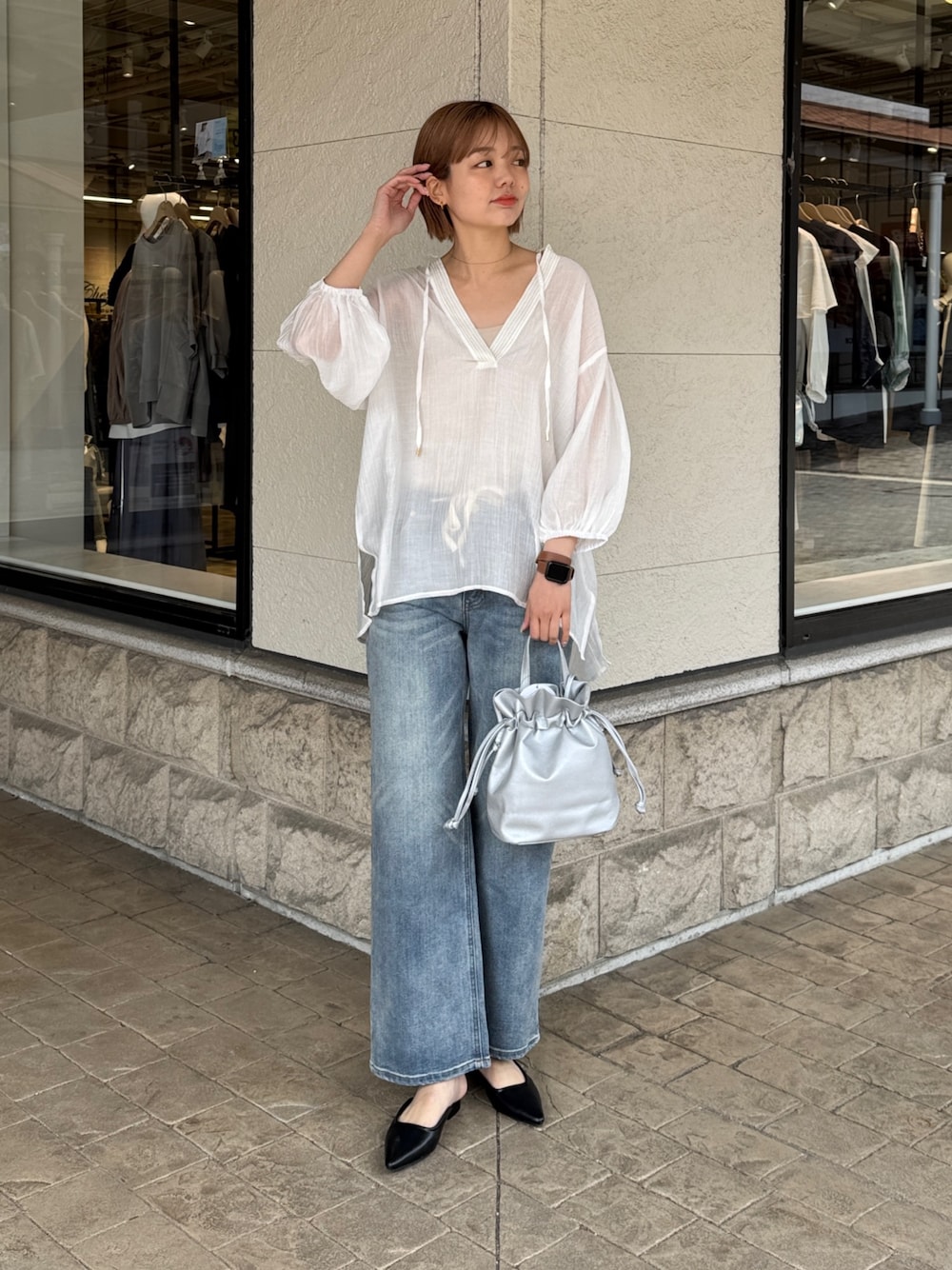 「大人カジュアル、休日スタイル、お出かけコーデ、シアートップス、春服、オトナカジュアル、ラクチンコーデ、ブラウス、デニム、デニムパンツ、巾着バッグ」｜「Chez toiの袖ボリュームシアースキッパーブラウス（シャツ/ブラウス、ホワイト系）」を使った、karinさん（レディース・168cm）の春コーディネートの1枚目の写真