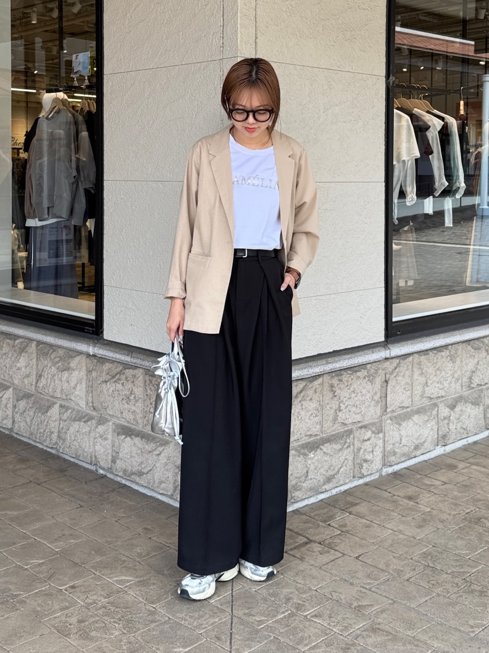 「モノトーン、白Tシャツ、休日スタイル、スニーカー、お出かけコーデ、メガネ女子、きれいめカジュアル、オトナカジュアル、パンツスタイル、今日のコーデ、ジャケット、ジャケットスタイル、ロゴT、スラックス、巾着バッグ」｜「Chez toiのリネンテーラードジャケット（テーラードジャケット、ベージュ系）」を使った、karinさん（レディース・168cm）の春コーディネートの1枚目の写真