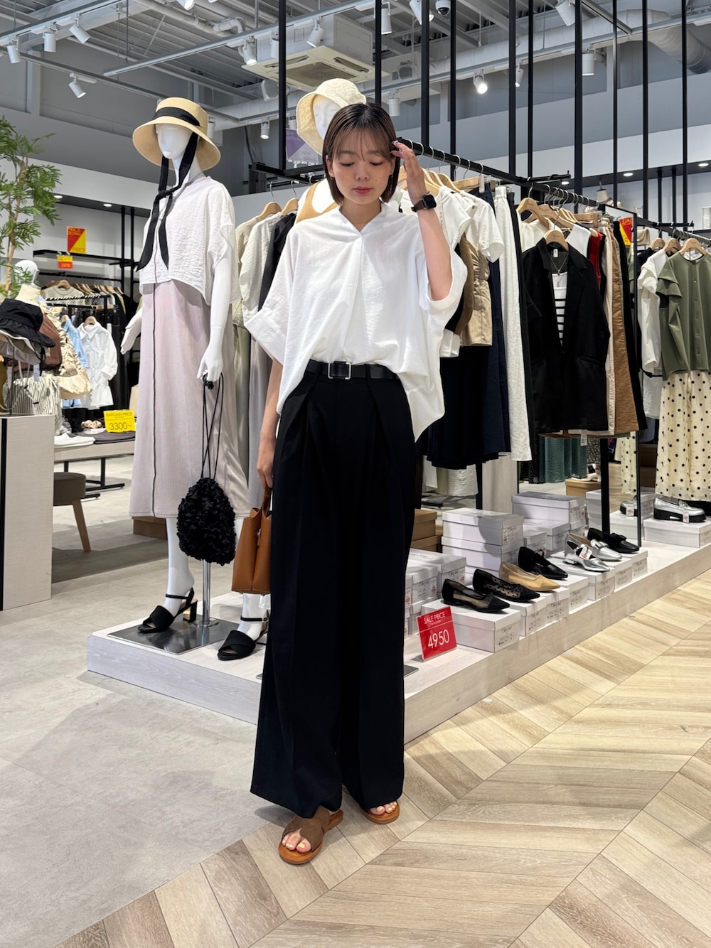 karinさんの「リネンタッチ袖ターンバックブラウス（Chez toi）」を使ったコーディネートの1枚目の写真