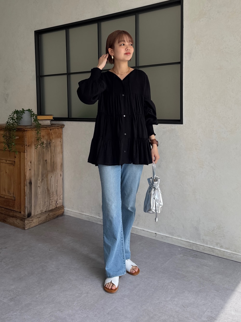「休日スタイル、お出かけコーデ、大人カジュアル、春夏コーデ、春服コーデ、大人コーデ、シンプルコーデ、大人女子、キレイめカジュアル、デニムパンツ、ブラウス、ブラウス×デニム」｜「Chez toiのメタリック巾着ショルダー（トートバッグ、シルバー系）」を使った、karinさん（レディース・168cm）の春コーディネートの1枚目の写真