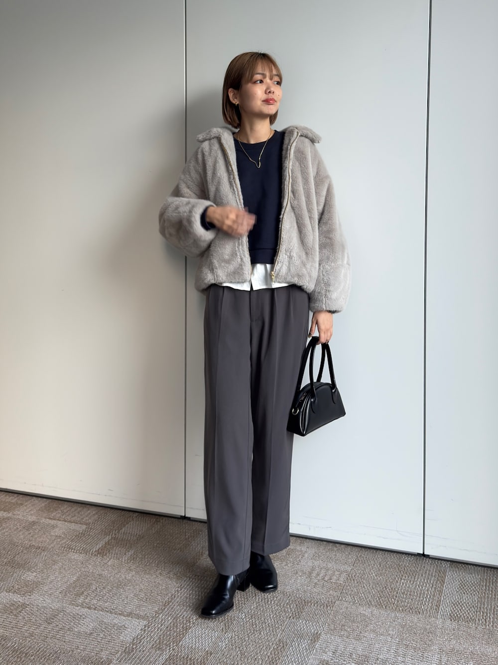 「真冬のあったかスタイル、スラックス、大人ファッション、秋冬コーデ、冬アウター、グレーコーデ、アウターコーデ、ブーツスタイル、ファー、レイヤードスタイル、スウェット、高身長女子、高身長コーデ」｜「Chez toiの2タックスラックスパンツ（その他パンツ、グレー系）」を使った、karinさん（レディース・168cm）の冬コーディネートの1枚目の写真