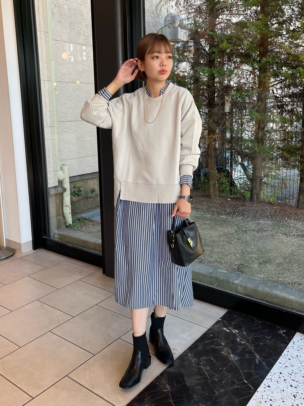 「重ね着ベストシーズン、レイヤードスタイル、休日スタイル、きれいめカジュアル、ワンピース、ワンピーススタイル、シャツワンピース、ボンディングトップス、プルオーバー、ショートブーツ、ブーツスタイル、ハンドバッグ」｜「Chez toiの軽量ボンディング×リブ切替プルオーバー（Tシャツ/カットソー、ホワイト系）」を使った、karinさん（レディース・168cm）の秋コーディネートの1枚目の写真