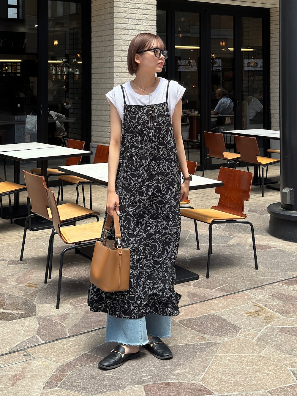 「ワンピース、休日スタイル、シンプルコーデ、メガネ女子、モノトーン、デニム、レイヤードスタイル、キャミワンピ、高身長女子、高身長コーデ」｜「Chez toiの接触冷感フレンチスリーブプルオーバー（Tシャツ/カットソー、ホワイト系）」を使った、karinさん（レディース・168cm）の春コーディネートの1枚目の写真