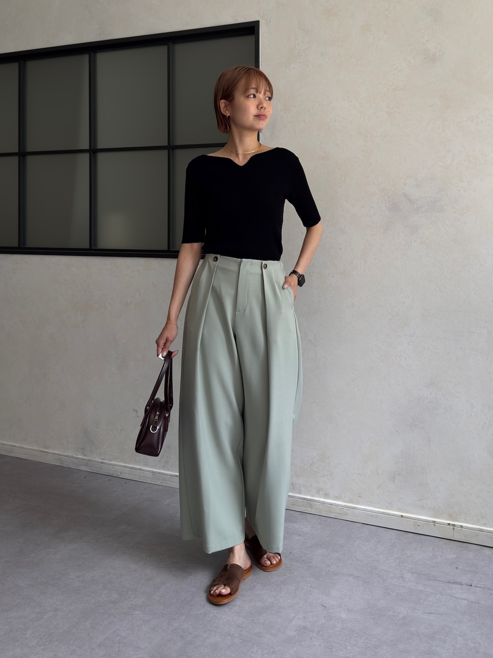 「カラーコーデ、シンプルコーデ、きれいめカジュアル、サンダル、夏ファッション、キーネック、タックパンツ、高身長女子、高身長コーデ」｜「Chez toiの【マイナス3キロ見え】【オン/オフ使える】タック麻ライクパンツ（その他パンツ、グリーン系）」を使った、karinさん（レディース・168cm）の夏コーディネートの1枚目の写真