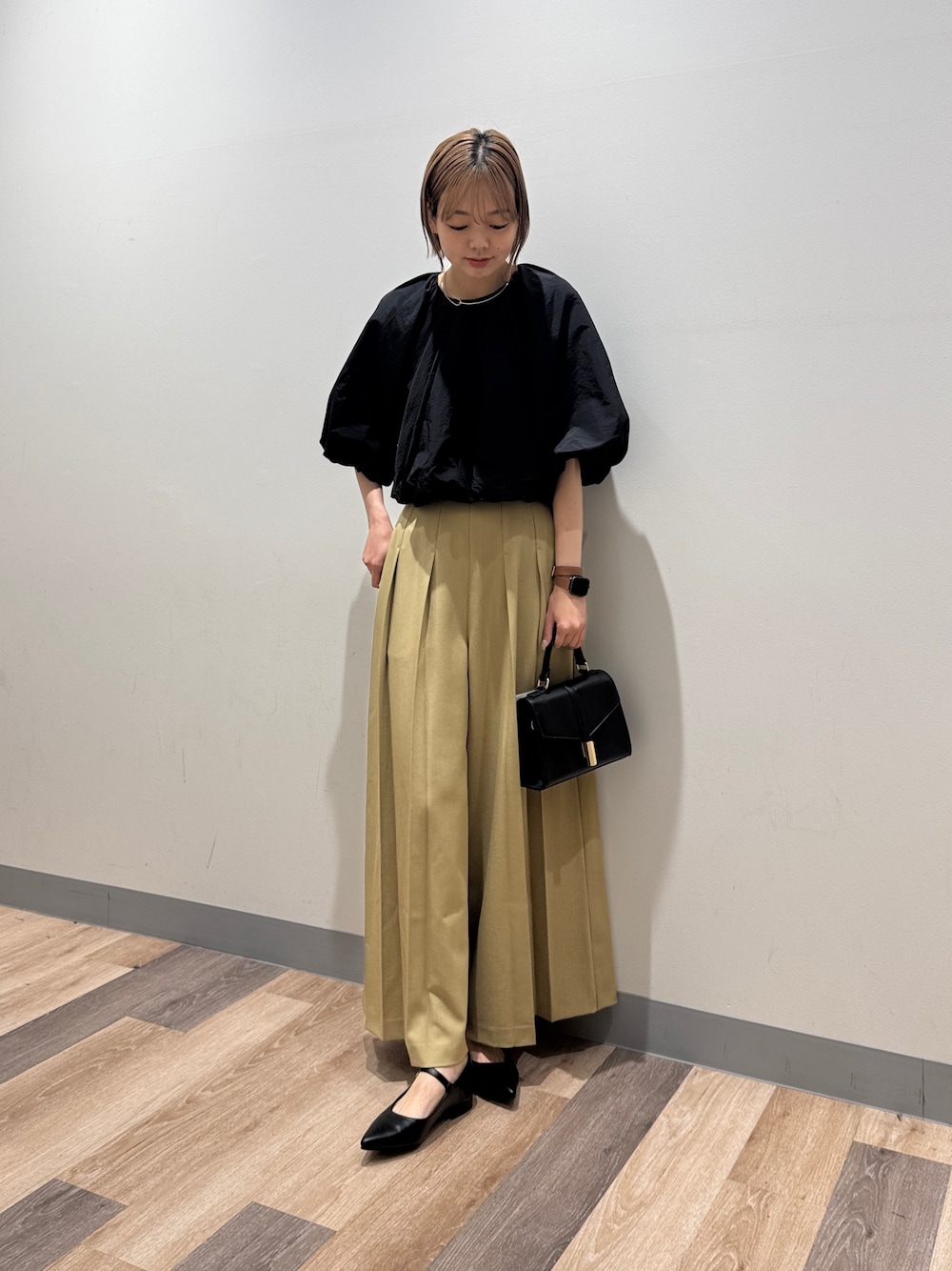 「お出かけコーデ、大人カジュアル、フレアパンツ、春夏コーデ、ブラウス、春服、サンダル」｜「Chez toiのメリージューンフラットシューズ（パンプス、ブラック系）」を使った、karinさん（レディース・168cm）の春コーディネートの1枚目の写真