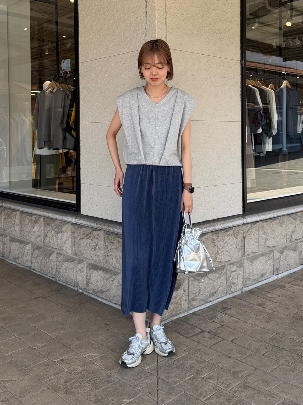 「休日スタイル、お出かけコーデ、大人カジュアル、春服コーデ、シンプルコーデ、大人コーデ、ゆるコーデ、大人女子、ナロースカート、スカートスタイル、スニーカー、スニーカーコーデ、高身長女子、高身長コーデ、骨格ナチュラル」｜「Chez toiのスキッパーカットソー（Tシャツ/カットソー、グレー系）」を使った、karinさん（レディース・168cm）の春コーディネートの1枚目の写真