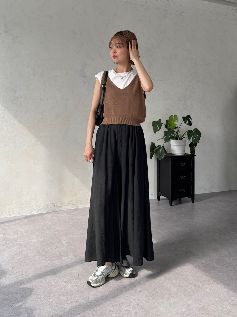 「レイヤードスタイル、大人カジュアル、ビスチェ、フレアパンツ、シンプルコーデ、お出かけコーデ、スニーカーコーデ」｜「Chez toiのカット×ニットビスチェ（Tシャツ/カットソー、ベージュ系）」を使った、karinさん（レディース・168cm）の春コーディネートの1枚目の写真