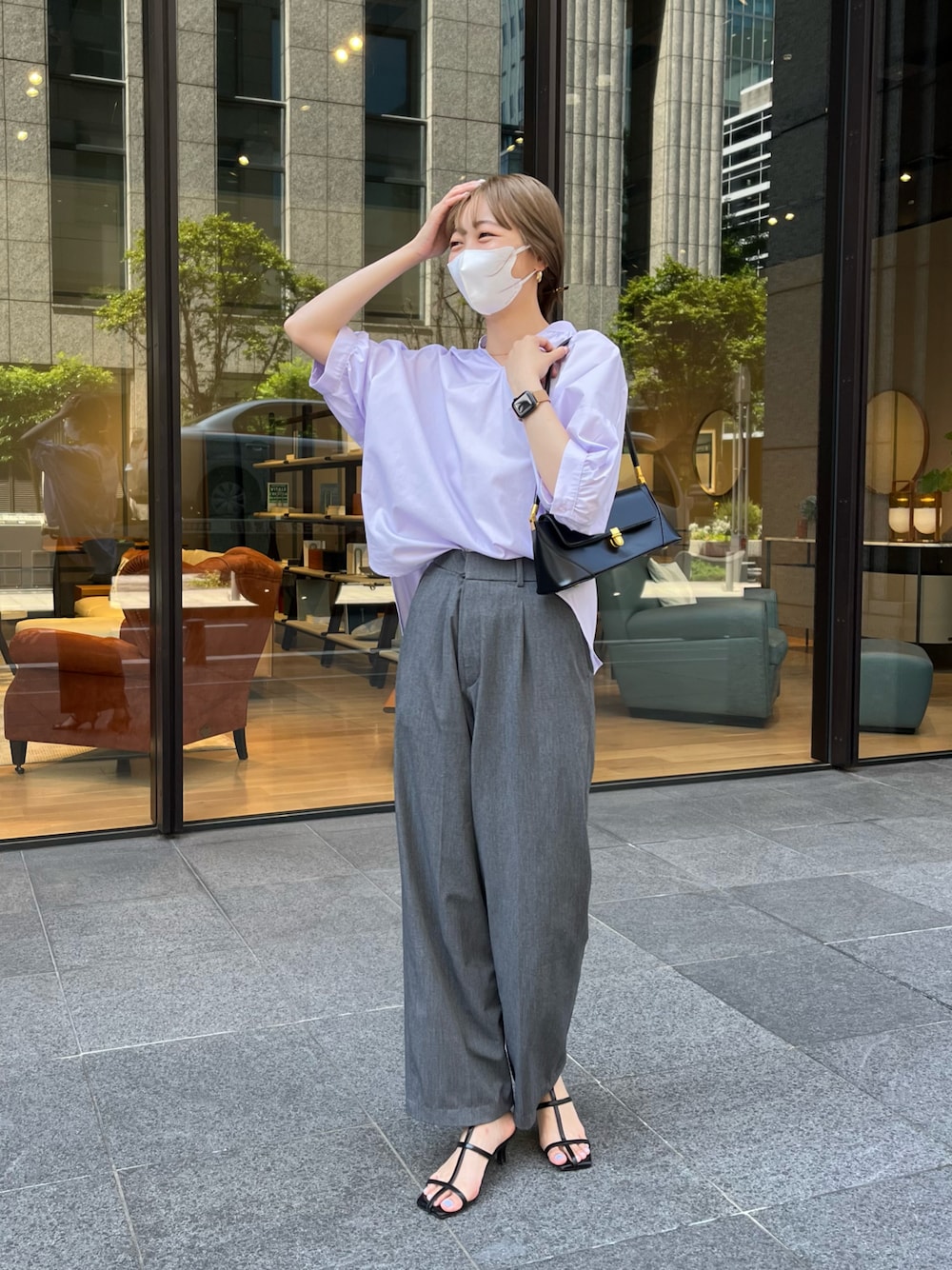 「パンツスタイル、キレイめ、高身長女子、高身長コーデ、骨格ナチュラル、168cm、ブラウス、ブラウスコーデ、パープル×黒、ラインヒールサンダル、スラックス、チャコールグレー」｜「Chez toiのバックギャザースキッパーシャツ（シャツ/ブラウス、パープル系）」を使った、karinさん（レディース・168cm）の夏コーディネートの1枚目の写真