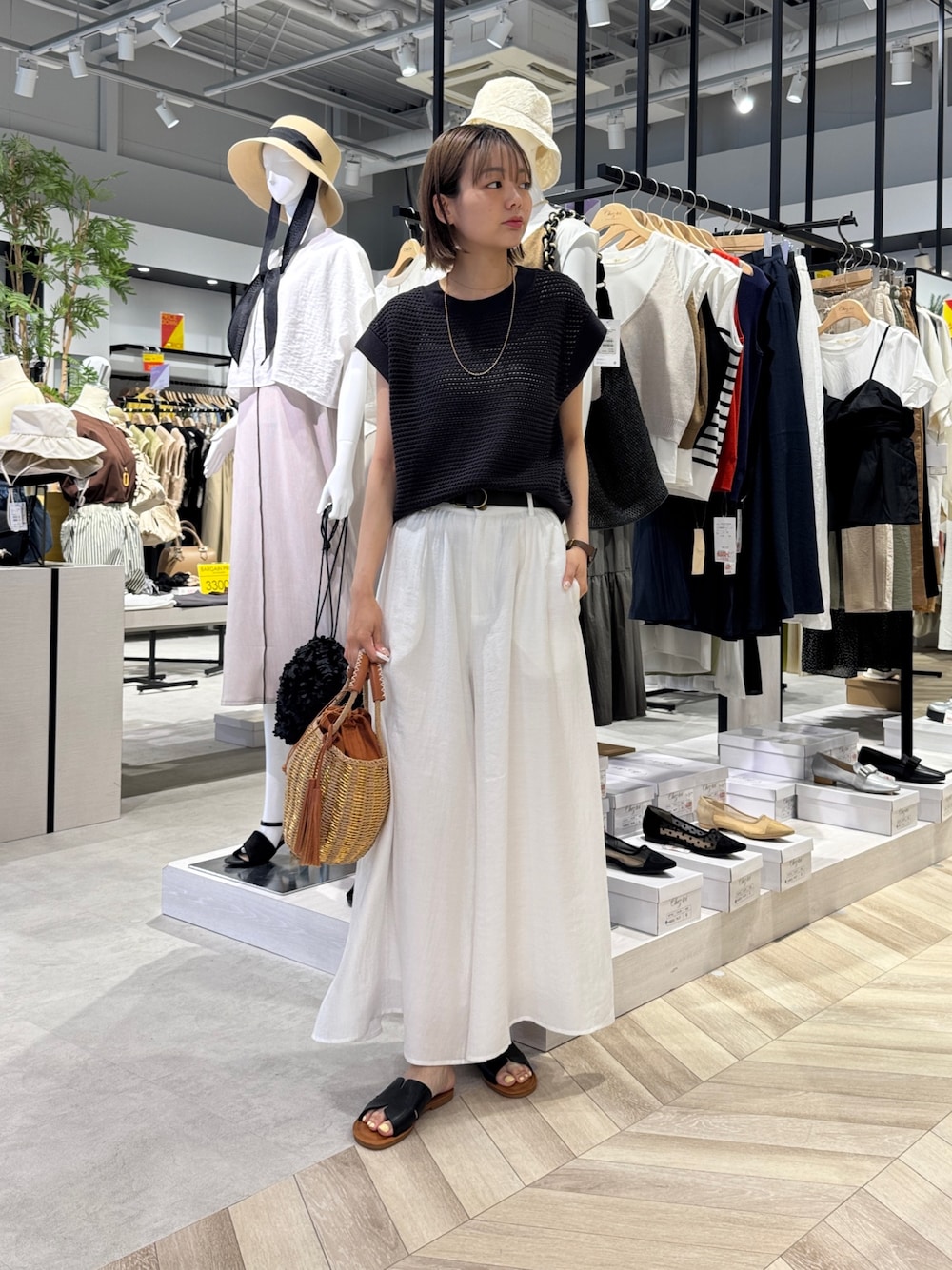 「モノトーン、サンダル、きれいめカジュアル、夏コーデ、パンツコーデ、着回しコーデ、春夏コーデ、大人コーデ、フレアパンツ、メッシュニット、かごバッグ、高身長女子、高身長コーデ」｜「Chez toiのコットンメッシュニットフレンチプルオーバー（ニット/セーター、グレー系）」を使った、karinさん（レディース・168cm）の夏コーディネートの1枚目の写真