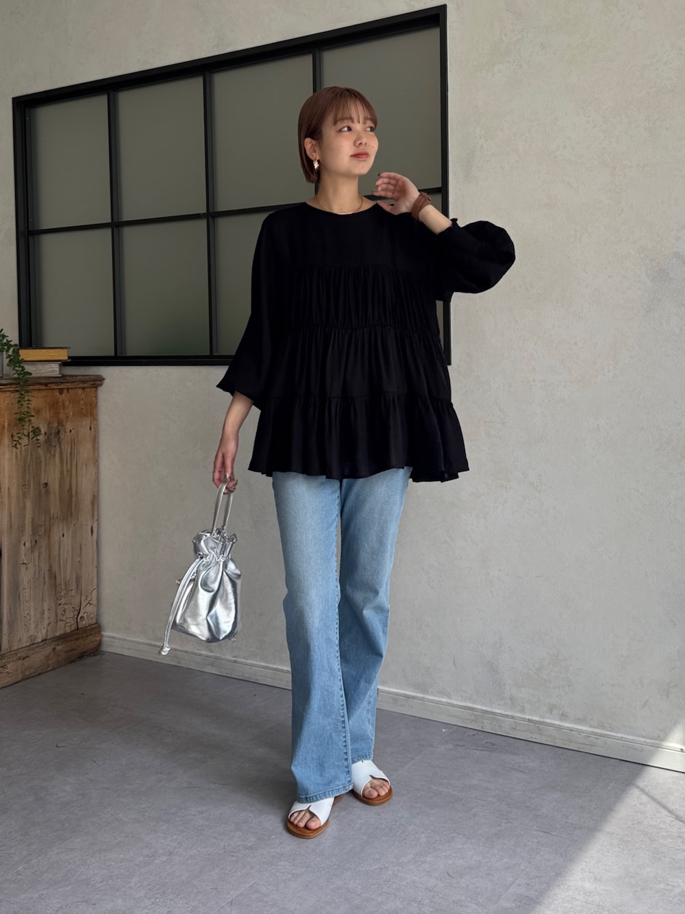 「休日スタイル、お出かけコーデ、大人カジュアル、春服コーデ、大人コーデ、シンプルコーデ、大人女子、キレイめカジュアル、デニムコーデ、シャツ/ブラウス、ブラウス、ブラウス×デニム、サンダル、高身長女子、高身長コーデ」｜「Chez toiの【ITAMI企画】3WAYティアードチュニックブラウス（シャツ/ブラウス、ブラック系）」を使った、karinさん（レディース・168cm）の春コーディネートの1枚目の写真