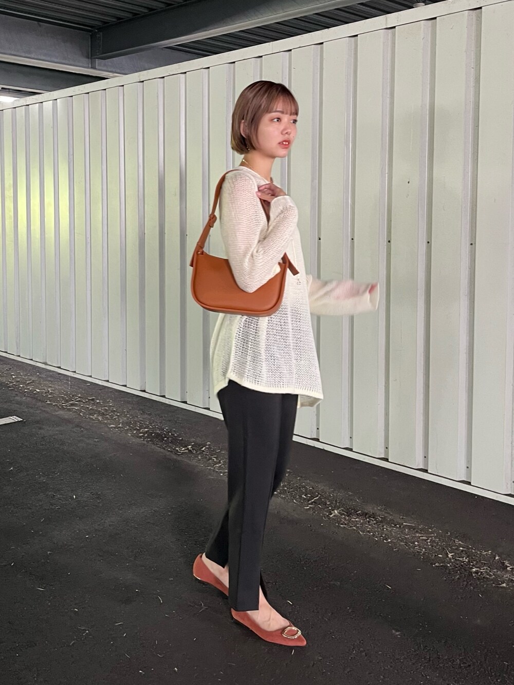 「休日スタイル、きれいめカジュアル、モノトーン、ニット、シアーニット、モヘアニット、スリットパンツ、パンプス」｜「Chez toiのモヘアライクシアーVネックプルオーバー（ニット/セーター、ホワイト系）」を使った、karinさん（レディース・168cm）の秋コーディネートの1枚目の写真