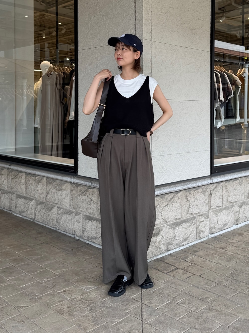 「レイヤードスタイル、モノトーン、キャップ、きれいめカジュアル、夏コーデ、夏服コーデ、シンプルカジュアル、モノトーンコーデ、ビスチェ、スラックス、ローファー、高身長女子、高身長コーデ」｜「Chez toiのカット×ニットビスチェ（Tシャツ/カットソー、ブラック系）」を使った、karinさん（レディース・168cm）の夏コーディネートの1枚目の写真