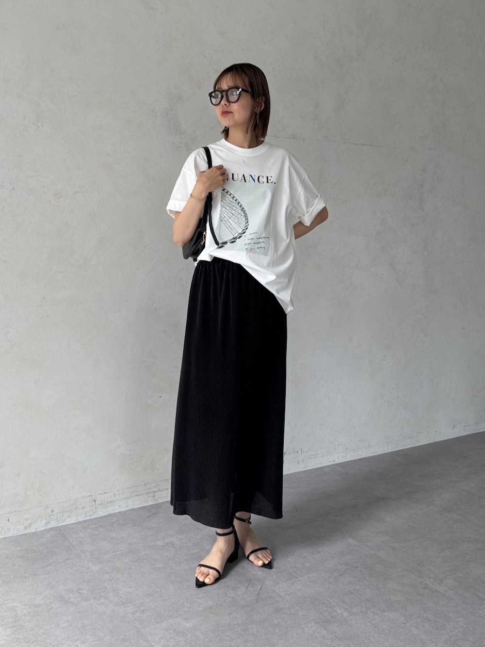 「白Tシャツ、夏コーデ、サンダル、お出かけコーデ、休日スタイル、オトナ女子、きれいめコーデ、フォトT、Tシャツコーデ、ナロースカート、モノトーンコーデ、メガネ女子、高身長女子、高身長コーデ」｜「Chez toiのフォト×ロゴT（Tシャツ/カットソー、ホワイト系）」を使った、karinさん（レディース・168cm）の夏コーディネートの1枚目の写真