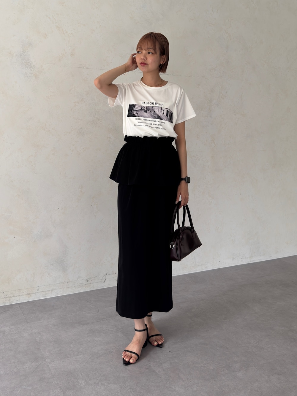 「白Tシャツ、ロゴT、きれいめカジュアル、夏コーデ、サンダル、モノトーン、レイヤードスタイル、ナロースカート、高身長女子、高身長コーデ」｜「Chez toiの3WAYナロースカート（スカート、ブラック系）」を使った、karinさん（レディース・168cm）の夏コーディネートの1枚目の写真