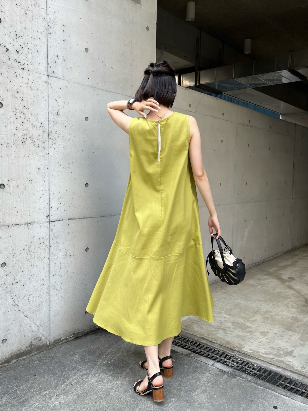 「ワンピース、ワンピースコーデ、ノースリーブワンピース、ライムグリーン、ジレ、ロングジレ、ジレコーデ、オトナ女子、高身長女子、高身長コーデ、168cm、骨格ナチュラル」｜「Chez toiの裾ティアードノースリワンピース（ワンピース、グリーン系）」を使った、karinさん（レディース・168cm）の夏コーディネートの1枚目の写真