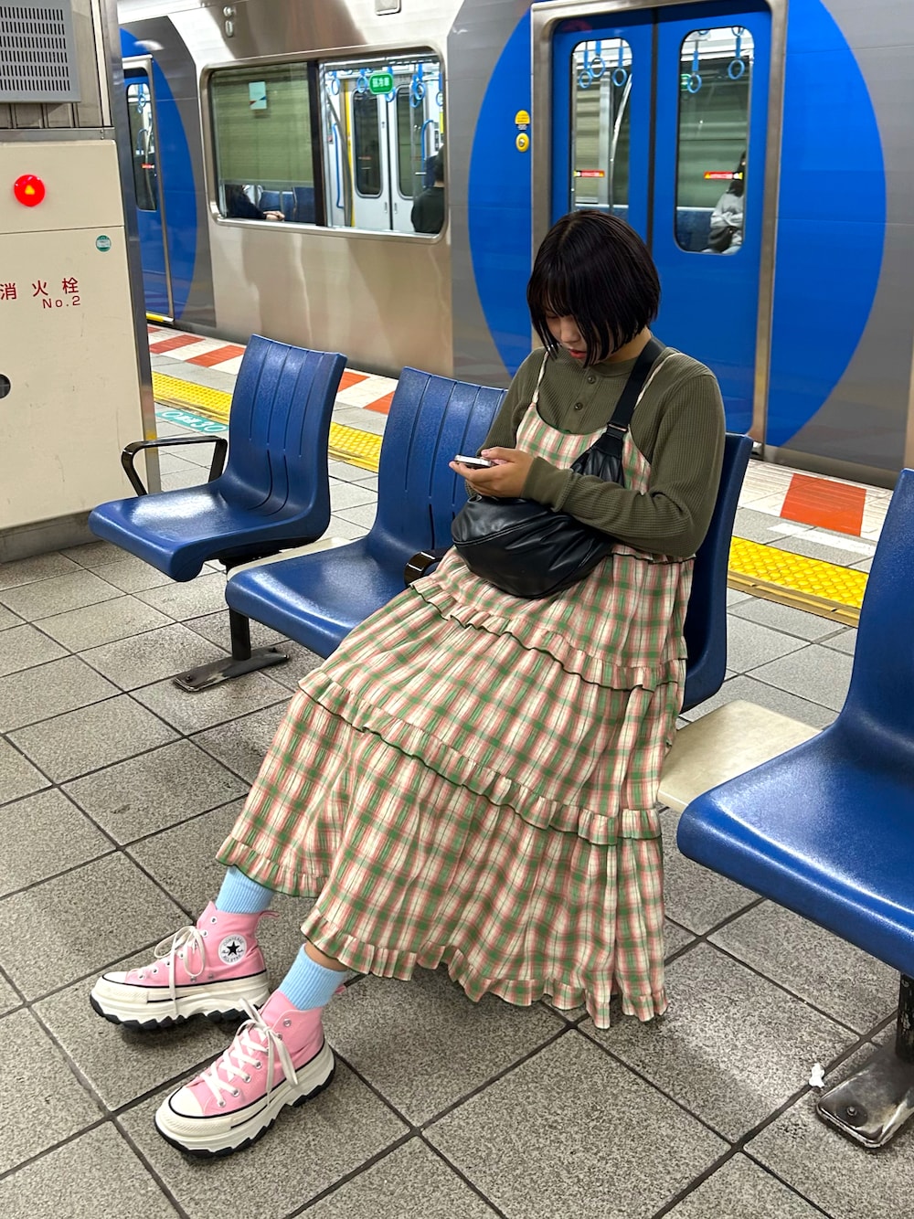 「秋っぽコーデ更新中、秋先取りコーデ、UNIQLO、カラーコーデ、休日スタイル、ユニクロコーデ、wcloset、パステルカラー、厚底シューズ、コンバース、ピンク、ボブ、ワンピース、今日のコーデ、スニーカーコーデ」｜「Alley by w closetの【Alley】フリルティアードキャミワンピース（ワンピース、グリーン系）」を使った、p a f uさん（骨格ストレート・レディース・159cm）の秋コーディネートの1枚目の写真