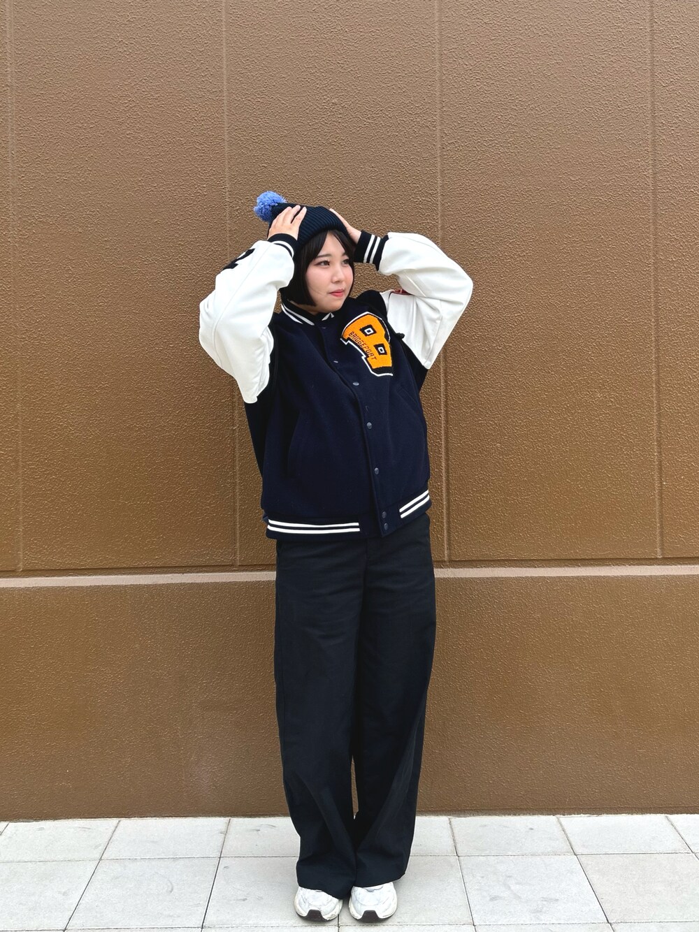 「最近のいい感じコーデ、BEAMS、NEW ERA、カジュアルスタイル、クリスマスに着たい服、秋、スタジャン、ニット帽、カラーコーデ、ネイビー、Champion」｜「UNIQLOのアイテム（チノパンツ、ブラック系）」を使った、p a f uさん（骨格ストレート・レディース・159cm）の秋コーディネートの1枚目の写真