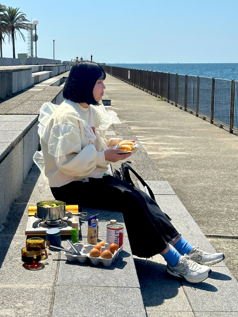「最近のいい感じコーデ、秋服コーデ、bohmal、フリークスストア、FREAK’Ｓ STORE、NIKE、秋服、冬のコーデ、デニムスカート、スウェットコーデ、クリスマスコーデ」｜「NIKEのNIKE ナイキ W V2K RUN ウィメンズ V2K ラン WFD0736 100SMTWHT/MSILV（スニーカー、ホワイト系）」を使った、p a f uさん（骨格ストレート・レディース・159cm）の秋コーディネートの1枚目の写真