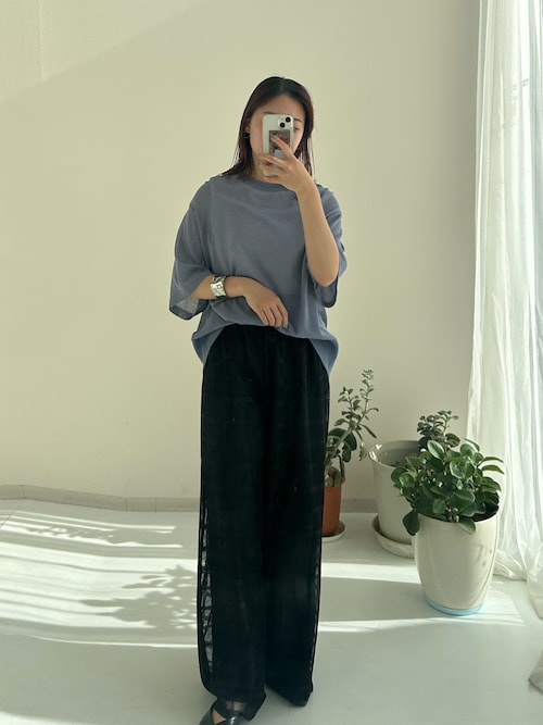 くすみブルーのシアーニット×ブラックのシアーパンツで大人の余裕コーデ