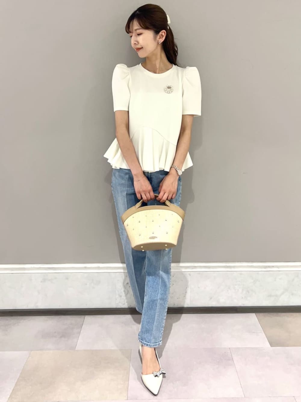 「骨格ウェーブ、ディリーコーディネート、パンツ、トップス、春コーディネート、夏コーデ、カジュアル」｜「CELFORDのアシンメトリーソフトポンチトップス（Tシャツ/カットソー、ホワイト系）」を使った、CELFORDさん（レディース・158cm）の夏コーディネートの1枚目の写真