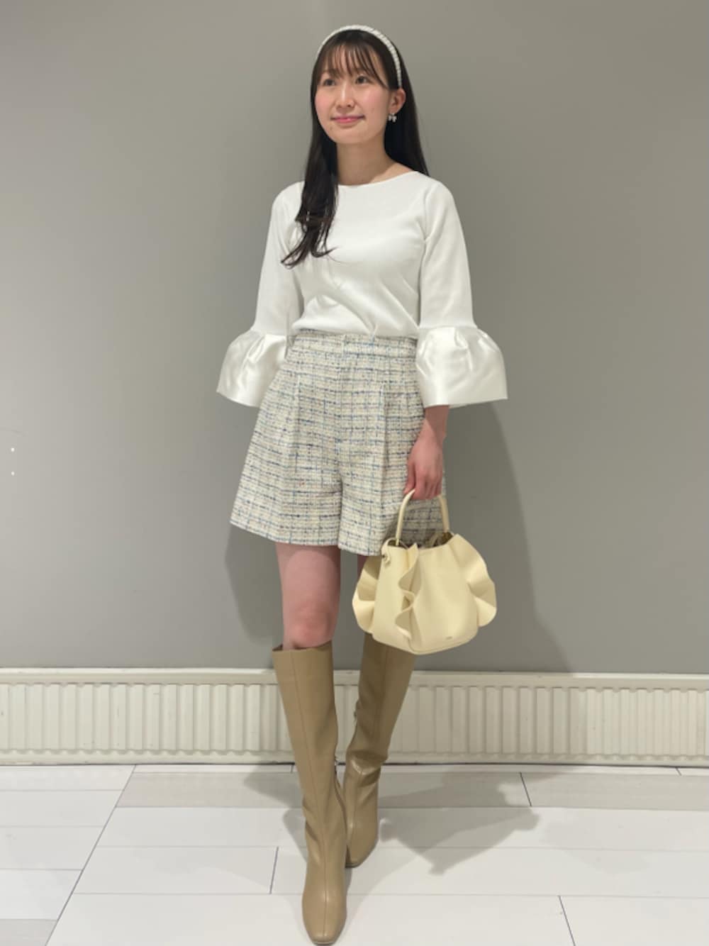 「骨格ウェーブ、ディリーコーディネート、パンツ、トップス、ニット、春コーディネート、秋コーデ、カジュアル、デートコーデ、秋先取りコーデ」｜「CELFORDのシェイクビジューリボンピアス（ピアス（両耳用）、シルバー系）」を使った、CELFORDさん（レディース・162cm）の冬コーディネートの1枚目の写真