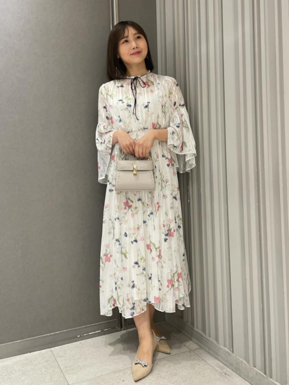 「骨格ウェーブ、ディリーコーディネート、ドレス、ワンピース、高身長コーデ、春コーディネート」｜「CELFORDのボウタイフラワープリントワンピース（ワンピース、ホワイト系）」を使った、CELFORDさん（レディース・160cm）の冬コーディネートの1枚目の写真