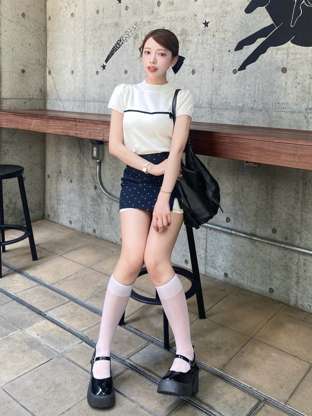 ブラック系のショルダーバッグを着用したレディースの夏コーディネートの1枚目の写真