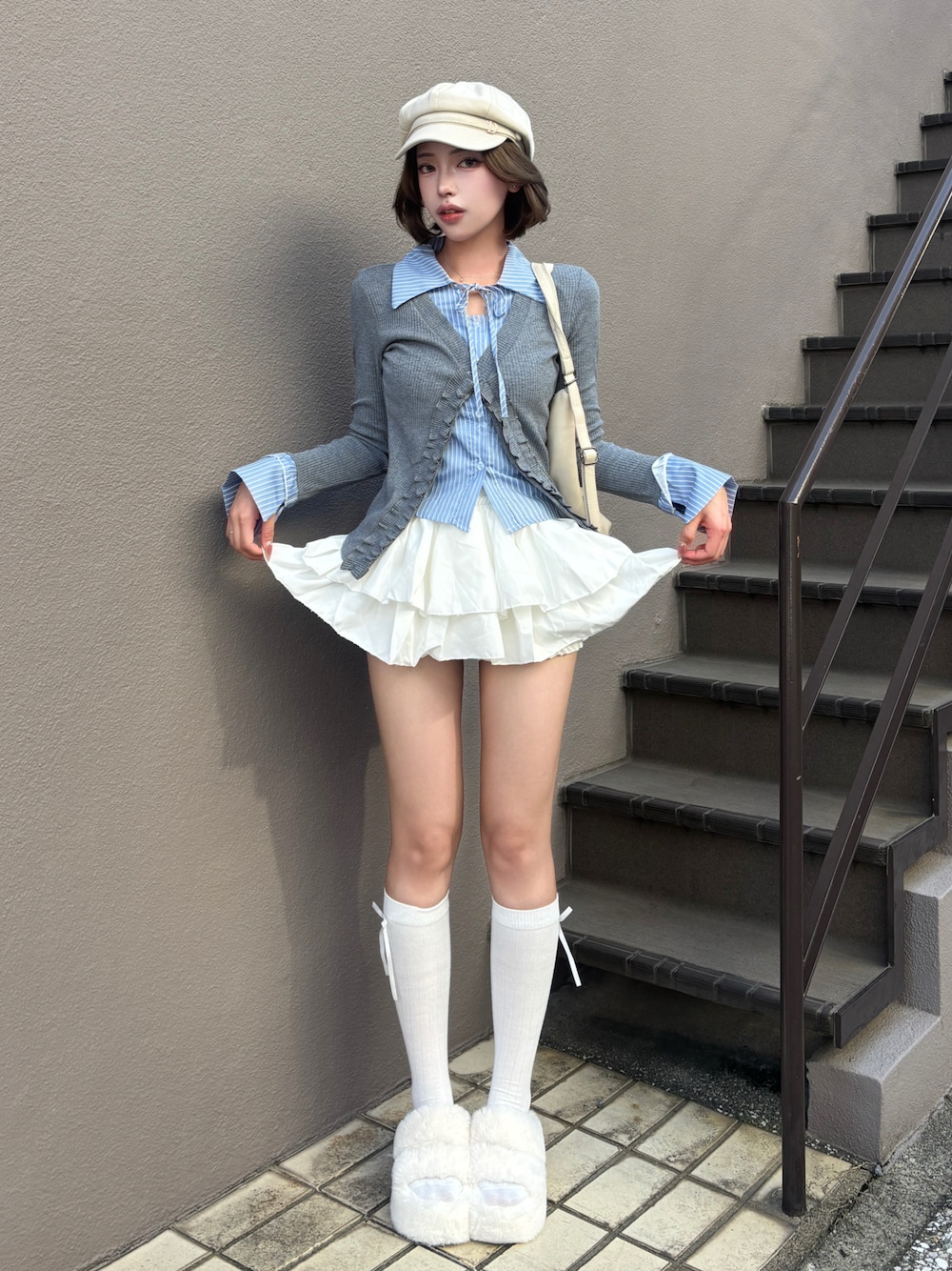 グレー系のシャツ/ブラウス、ホワイト系のスカート、ホワイト系のショルダーバッグを着用したレディースの秋コーディネートの1枚目の写真