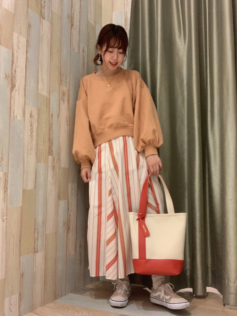 「スカート、KBF、ootd、春色、春コーデ、カジュアルコーデ、オトナカジュアル、スカートコーデ、おしゃれさんと繋がりたい、春服みてみて」｜「Green　Parksのマルチストライプ切替えスカート（スカート、レッド系）」を使った、renaさん（レディース・158cm）の春コーディネートの1枚目の写真