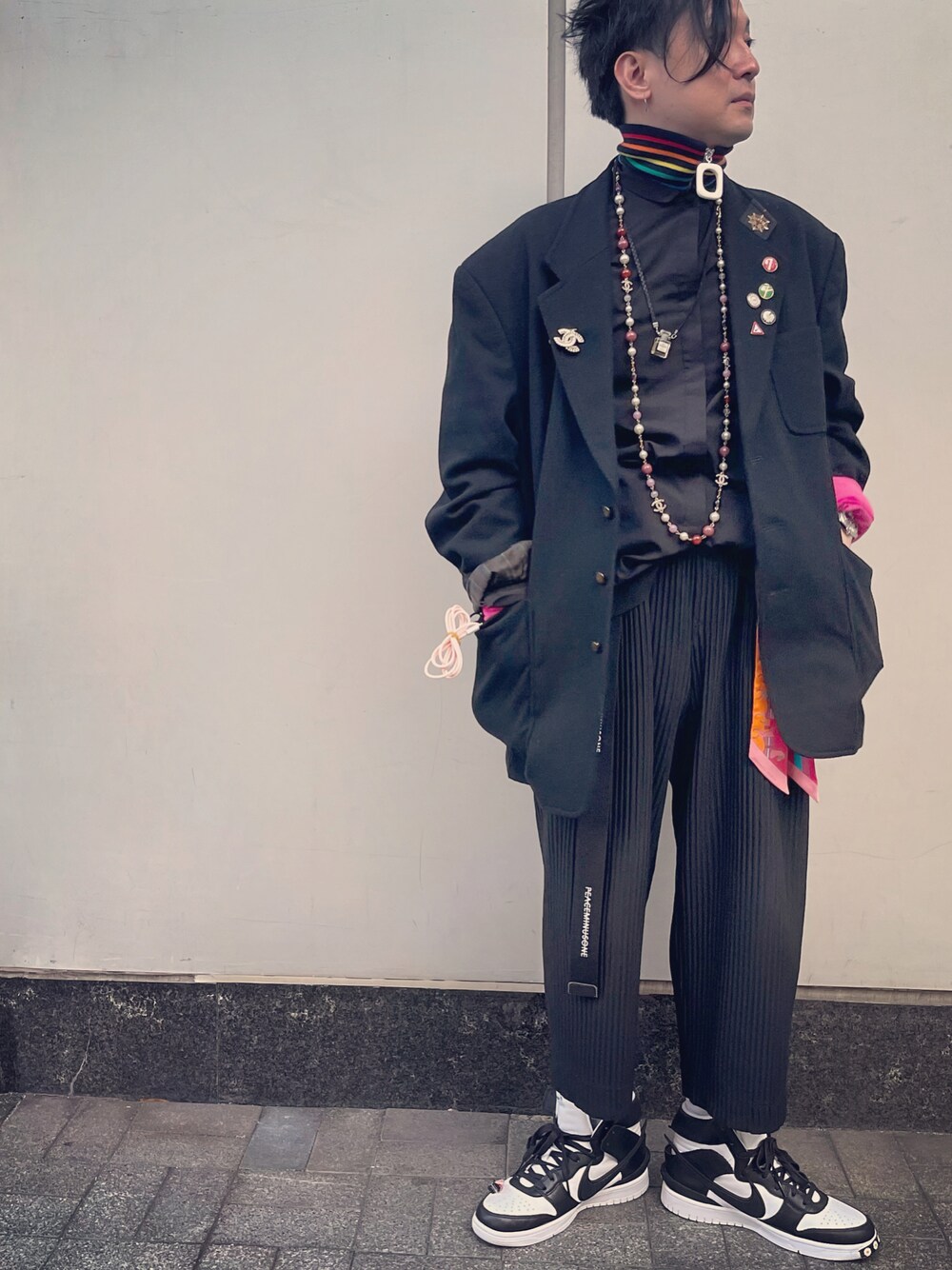 「ootd、fashion、日系極簡、oversize、韓系、hkboy、NIKE、chanel、黑白搭配、国潮」｜「JW Andersonのアイテム（ネックウォーマー/スヌード、その他）」を使った、jimchoi0317さん（メンズ・170cm）の冬コーディネートの1枚目の写真