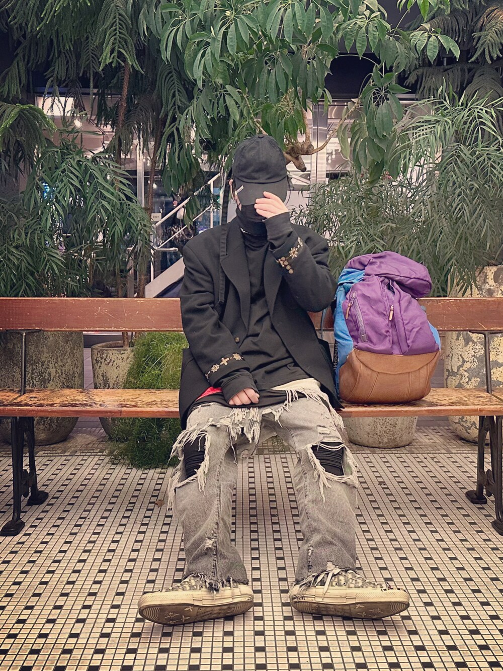 「春、シンプル、ootd、fashion、きれいめカジュアル、休日スタイル、シンプルコーデ、ショルダーバッグ、ベレー帽、モノトーン」｜「PEACEMINUSONEのアイテム（キャップ、ブラック系）」を使った、jimchoi0317さん（メンズ・170cm）の春コーディネートの1枚目の写真