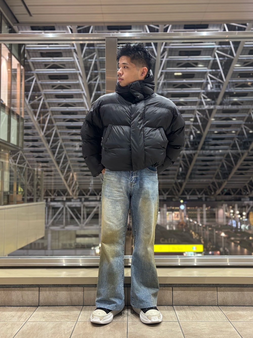 ブラック系のブルゾンを着用したメンズの秋コーディネートの1枚目の写真