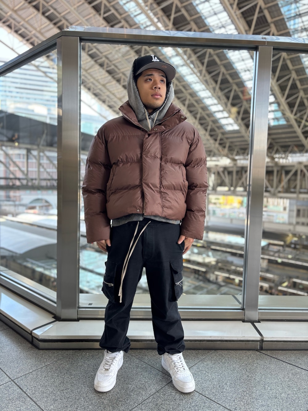 「Danke schon、休日スタイル、冬コーデ、lhplucuaosaka、LHP」｜「DANKE SCHONのDankeschon/ダンケシェーン/NYLON STAND SHORT BZ（ブルゾン、ブラウン系）」を使った、田中理登さん（メンズ・164cm）の冬コーディネートの1枚目の写真