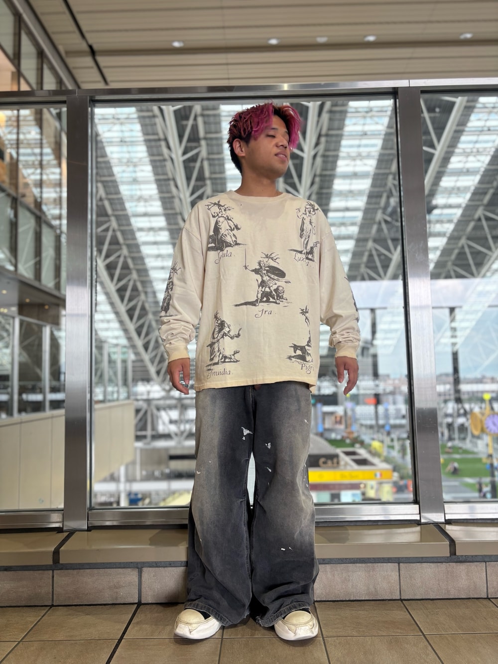 ホワイト系のTシャツ/カットソー、ブラック系のデニムパンツを着用したメンズの夏コーディネートの1枚目の写真