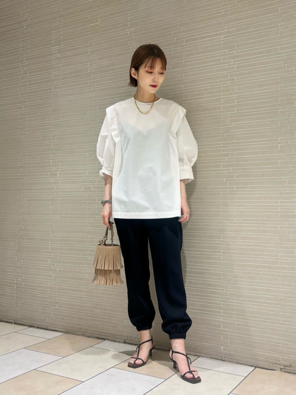 ブラック系のサンダル、ホワイト系のシャツ/ブラウス、ブルー系のその他パンツを着用したレディースの春コーディネートの1枚目の写真