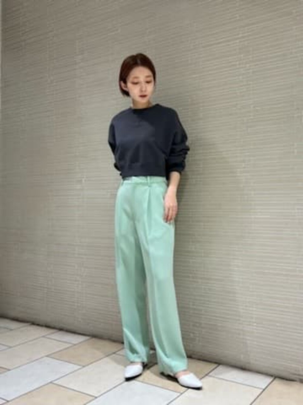 「パーソナルカラー_SPRING」｜「BEAUTY&YOUTH UNITED ARROWSのタック ワイドストレート パンツ -ウォッシャブル-（その他パンツ、グリーン系）」を使った、仲（naka）さん（レディース・163cm）の冬コーディネートの1枚目の写真