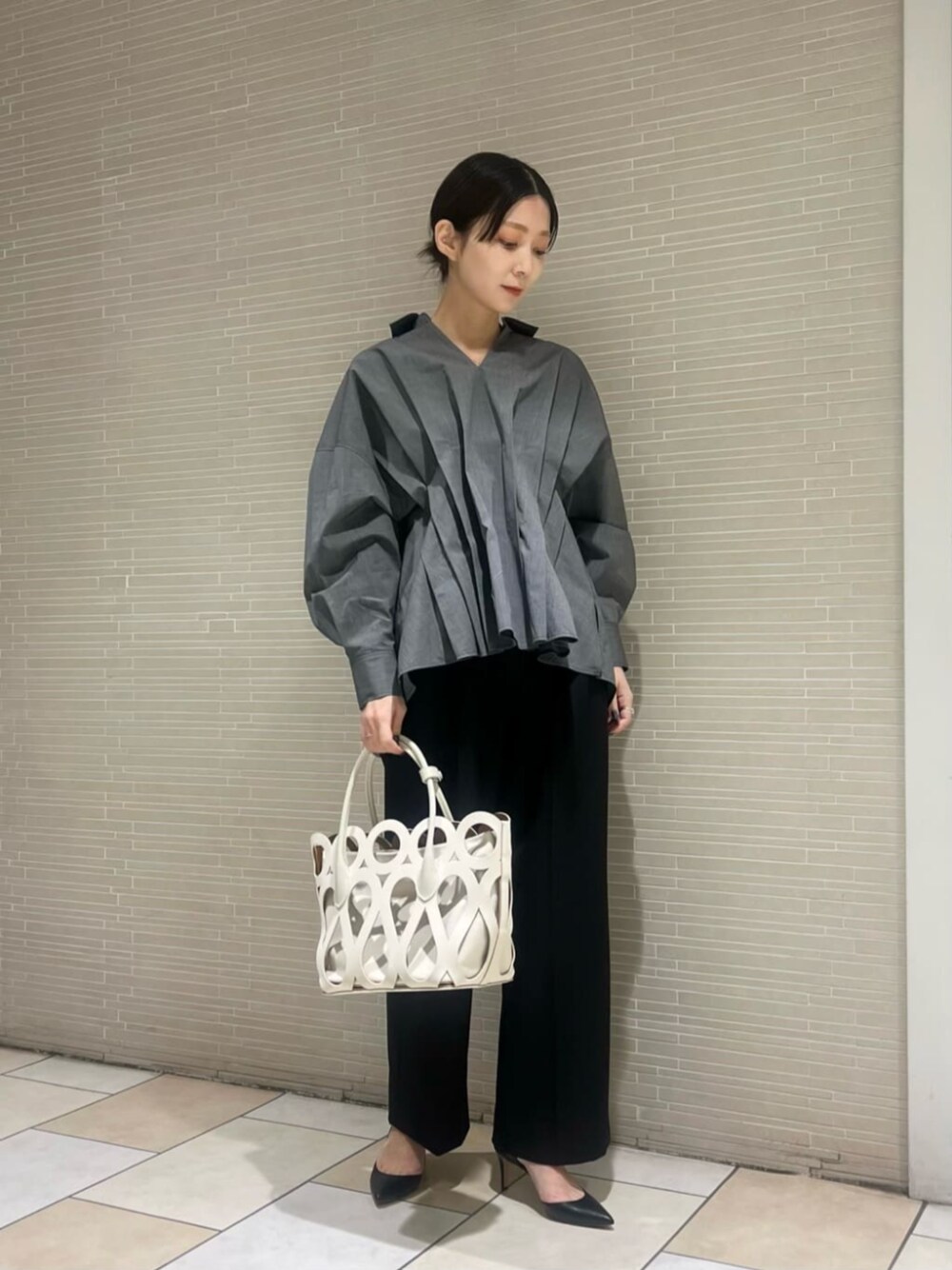 ブラック系のパンプス、ブラック系のその他パンツ、グレー系のシャツ/ブラウスを着用したレディースの冬コーディネートの1枚目の写真